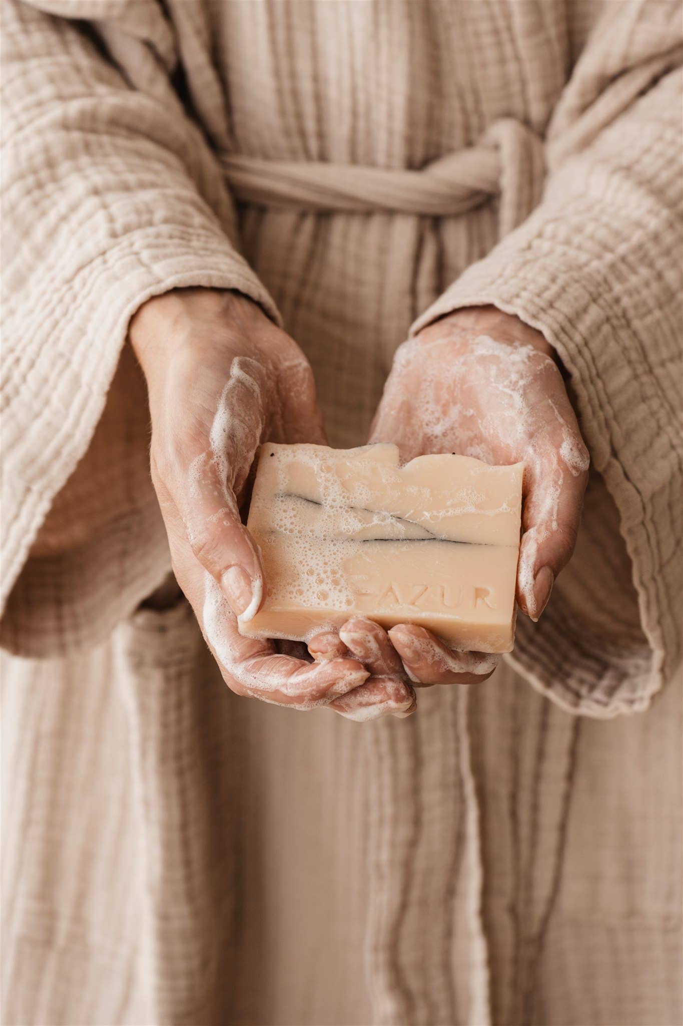 Mãos a segurar barra sabonete 100% natural, vegan, sustentável